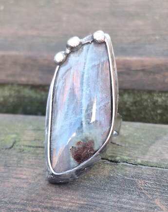 Poważna sprawa - pierścionek regulowany, po drugiej stronie lustra