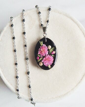 Naszyjnik z żywicy z kwiatami gipsówki