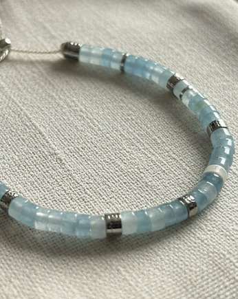 Bransoletka z kamieniami naturalnymi Spokój: Akwamaryn z Hematytem, mniej więcej