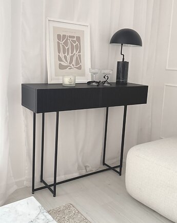 Przyścienna czarna konsola z ryflowanymi frontami i szufladami na nogach, Papierówka Simple form of furniture