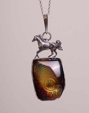 Wisiorek koń bursztyn bałtycki