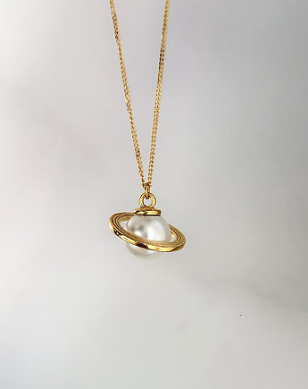 Saturn z białą perłą- naszyjnik srebro złocone, ISSI Jewelry
