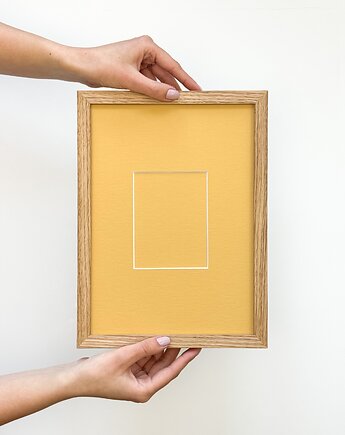 Dębowa ramka A4 z żółtym passe-partout - ręcznie robiona ramka na zdjęcie, LittlFrameShop