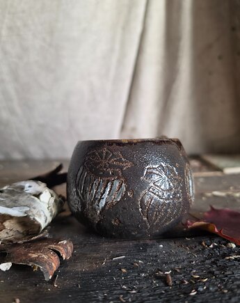 Makówki, kubek sgraffito czarno czerwony, mak, jesień, Fiona Ceramics