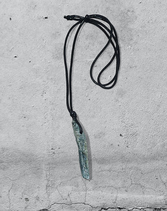 Kianit surowy wisiorek, galeria nuit