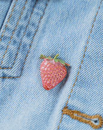 Ceramiczna broszka TRUSKAWKA, rękoczyny