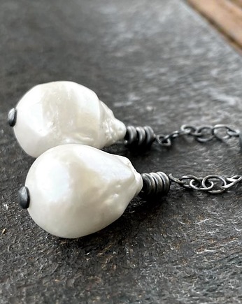 Kolczyki srebrne wiszące z białą perłą, SHAMBALA