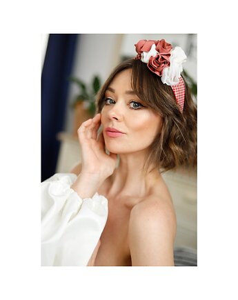 Opaska w kratkę z jedwabnymi rozami, Celina Parysów