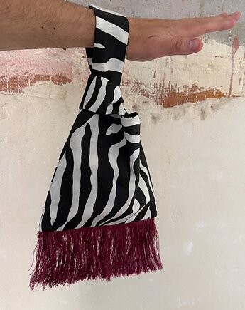 Torebka zebra z bordowymi frędzlami, na nadgarstek, do ręki, Namineso Drape, Namineso