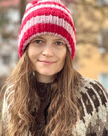 Wiosenna lekka czapka Dimma z alpaki i jedwabiu różowo czerwone paski, Made by Jaga