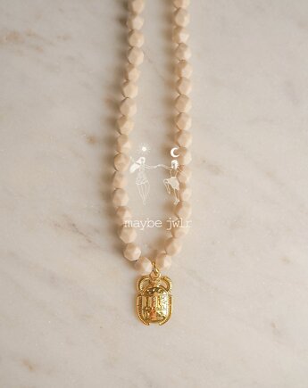 Naszyjnik z jasnych kamieni rzecznych z zawieszką, Maybe Jwlr