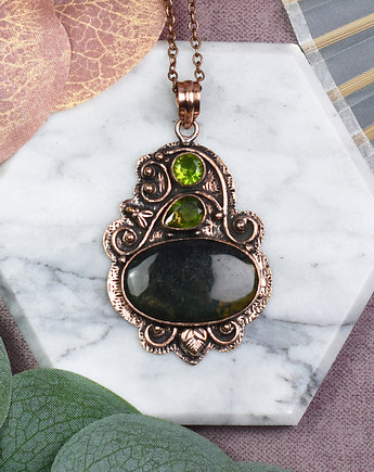 Miedziany ozdobny wisiorek z agatem mszystym i peridotem #576, Spirit Of Copper