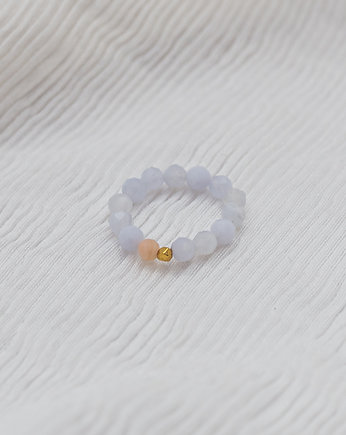 Pierścionek z Chalcedonem i Kamieniem Słonecznym, w hand works