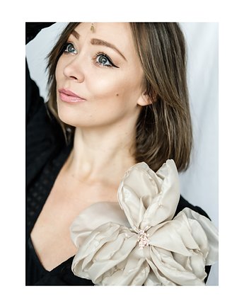 Beżowa broszka, Celina Parysów