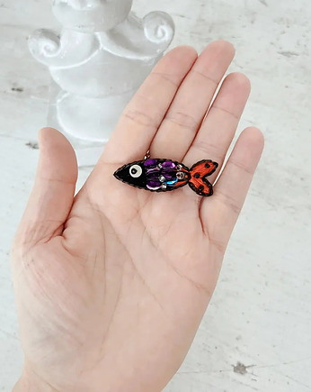 Broszka mini RYBKA 22 ręcznie haftowana przypinka rękodzieło śledzik, HAART