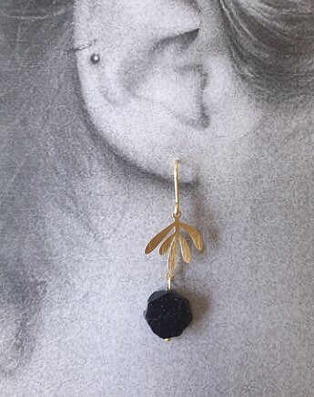 Kolczyki GARDEN OF EDEN  czarny turmalin, mosiądz, liście długie złote, modesign