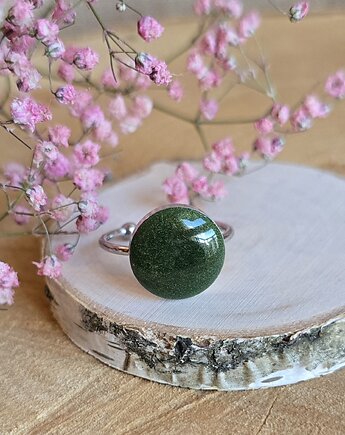 Pierścionek z zielonym oczkiem dużym, zkwiatem