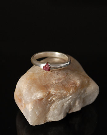 Srebrny pierścionek z surowym rubinem, LIKIKO Jewellery