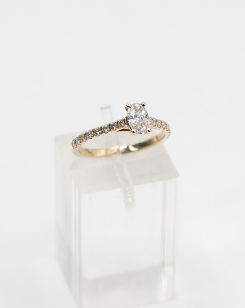 Złoty pierścionek z moissanitami, LE JEWELRY