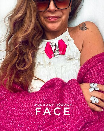 Brosza z Kolekcji FACE ze stylową metalową twarzą New, Pudrowy Różowy