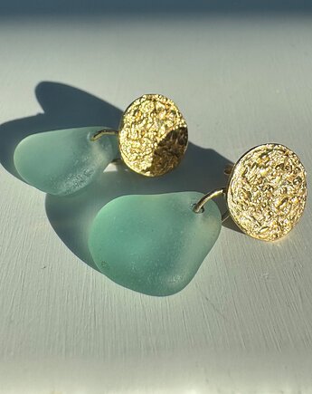 Kolczyki młotkowane ze szkłem morskim pozłacane, bluewavestudio