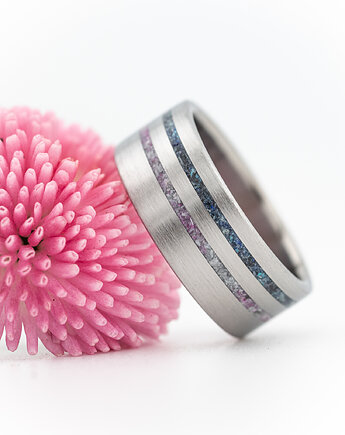 Obrączka tytanowa z dwoma paskami kamieni ROSE&BLUE