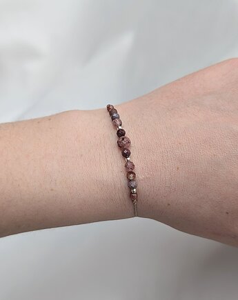 Różowa pantera - kwarc truskawkowy z inkuzjami, mokait, granat, Moui