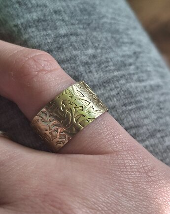 Rzeźbiona mosiężna obrączka, Atelier Cykada