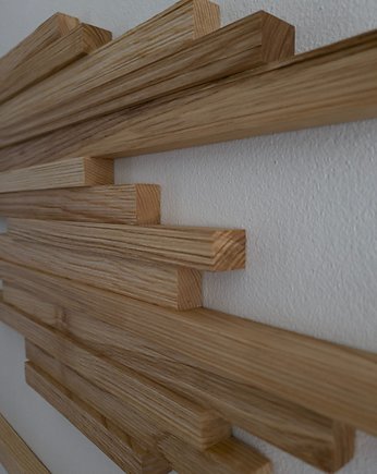 Dekoracja ścienna z drewnianych elementów, wystrugany