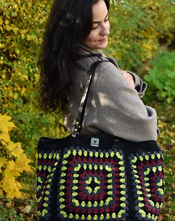 Duża torebka na szydełku granny square, Zasznurowane