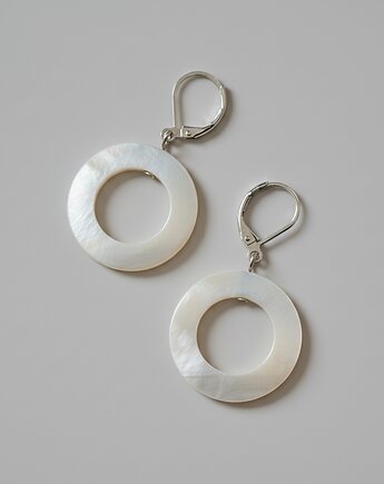 Minimalistyczne białe kolczyki kółka z masy perłowej, All My Jewelry