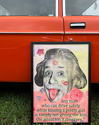 Plakat KISSING DRIVING grafika z cytatem Albert Einstein dla fanów motoryzacji, BEATNIK illustration
