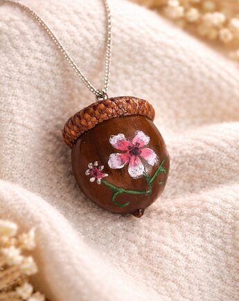 "Żołądź z Białym Kwiatem" - Wisiorek, Naszyjnik, Zawieszka, Projekt320