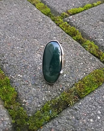 Ciemnozielony staw - pierścionek regulowany, po drugiej stronie lustra