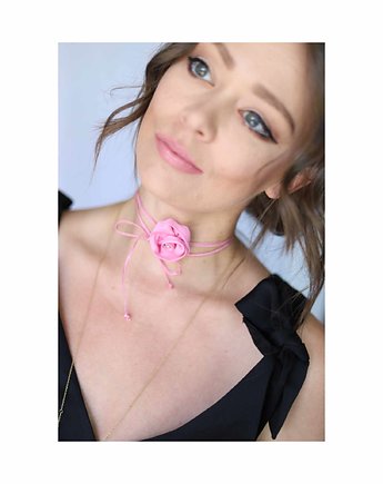 Mały różowy  choker, Celina Parysów
