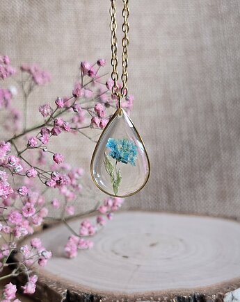 Wisiorek łezka z niebieskim kwiatem gipsówka na szczęście, zkwiatem