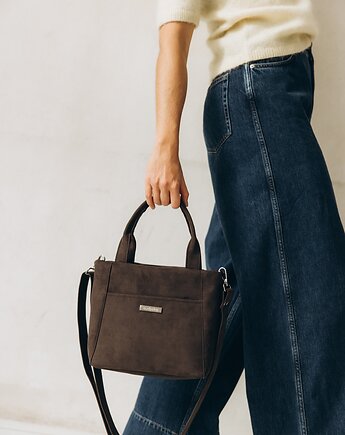 Kuferek listonoszka z nubuku tapicerskiego w kolorze brunatnym, Karolina Audycka