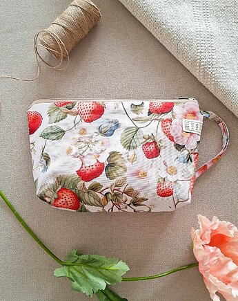 DUŻA(prostokąt) kosmetyczka Bohomazy Strawberry Patch - handmade, BOHOMAZY