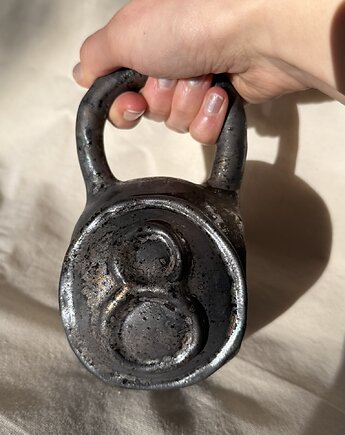 Kubek kettlebell złoty  - 8 kg, szkliwiona.art
