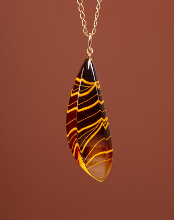 Złoty wisiorek z rzeźbionym bursztynem barwionym, Andorii by Baco