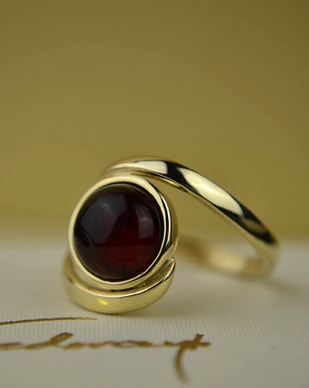 Złoty pierścionek z wiśniowym bursztynem pr. 585