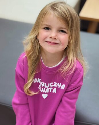 Bluza dziecięca ODKRYWCZYNI ŚWIATA - magenta, Wear Your Journey