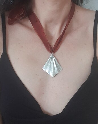 Naszyjnik ORIGAMI duży jedwab bordo, mosiądz w srebrnym kolorze, modesign
