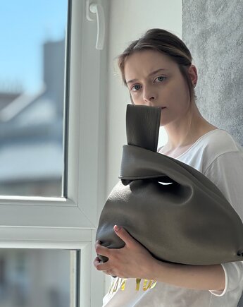 Torebka skórzana w kolorze taupe z fantazyjną rączką, AGNES WESS