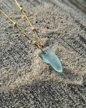 Naszyjnik z bałtyckim szkłem morskim w kolorze błękitu, Atelier Cykada