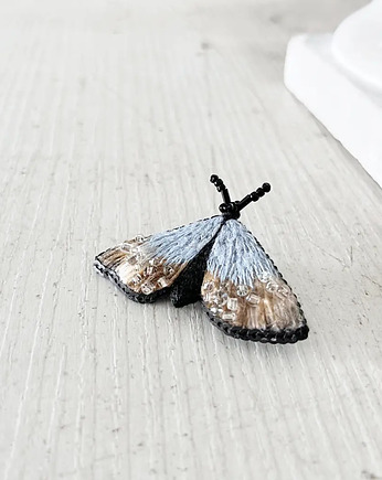 Broszka ĆMA 19 ręcznie haftowana przypinka owady motyle, HAART