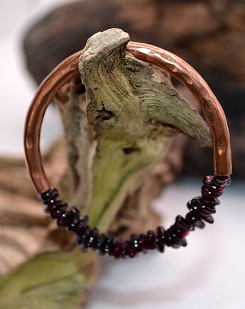 Bransoletka miedziana handmade z koralikami: granat, FutharkCopper