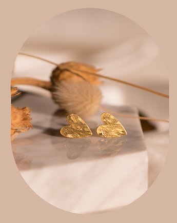 Małe kolczyki złote serca z fakturą - sztyfty, Fox and Jewelry