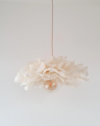 Delikatna lampa wisząca -kremowy kwiat, Marmys Felt Studio
