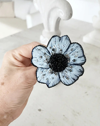 Broszka KWIAT 9 ręcznie haftowana przypinka z koralikami, HAART